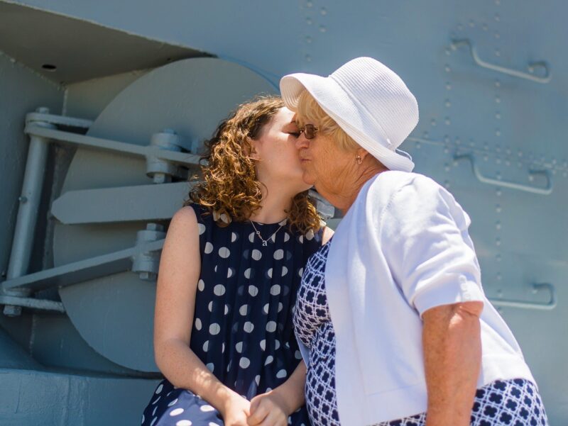 75歳の誕生日を迎え後期高齢者となった女性が孫娘からおめでとうのキスを受ける
