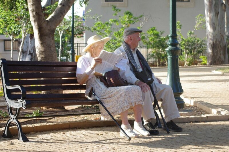 年金生活を送る高齢者夫婦