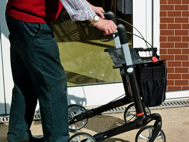 歩行器を使って小規模多機能型居宅介護事業所に通う高齢者